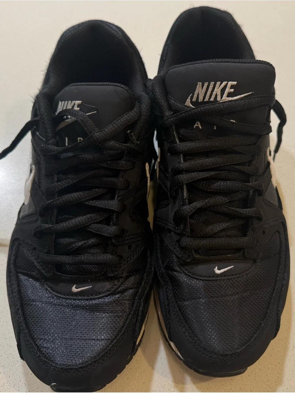 Nike Men's Black Athletic Sneakers with White Swoosh M7.5